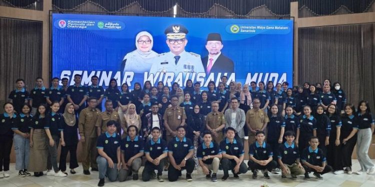 Pemuda Berjiwa Wirausaha, Muhammad Aziz, Berbagi Sukses Melalui Program Pendidikan Gratis