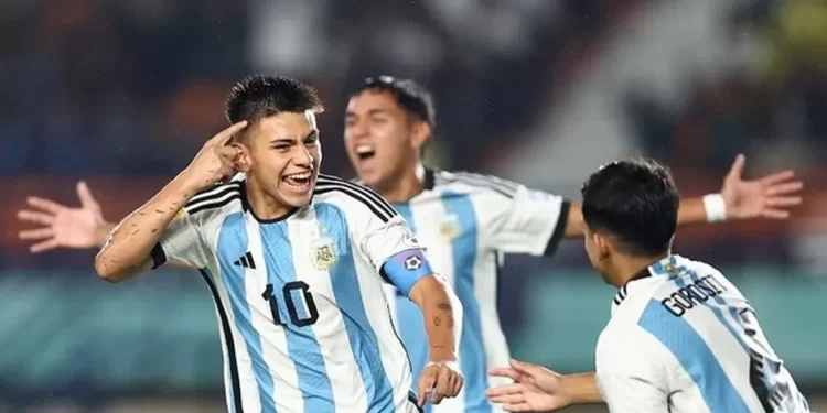 Tim Sepak Bola Nasional Memenangkan Pertandingan Dramatis di Piala Dunia