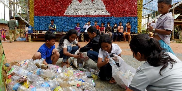 Warga Muda Berinovasi dalam Pengelolaan Sampah Plastik di Desa Terpencil