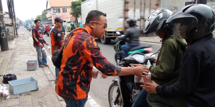 Didukung PT. MKS, Pemuda Pancasila Cileunyi Kulon Berbagi 600 Paket Takjil