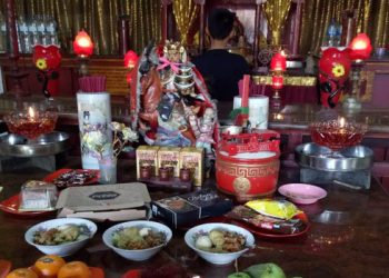 Lilin Berwarna Merah Dengan Beragam Ukuran Terus Menyala