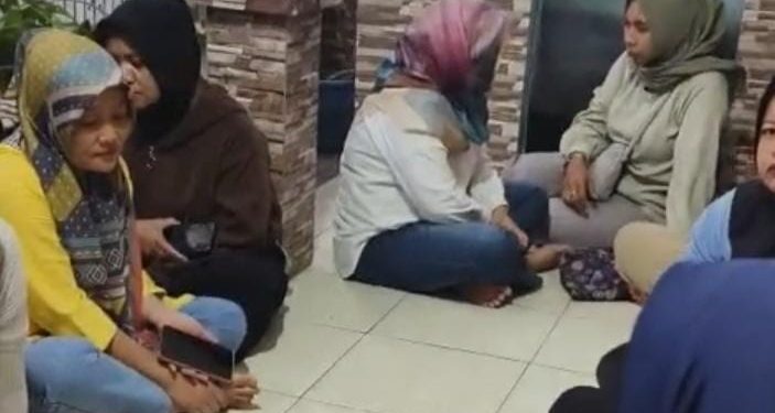 Menuntut Uang Kembali, Korban Penipuan Paket Lebaran Duduki Rumah Pimpinan CV Farsya