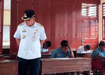 Pastikan Kelancaran Ujian Nasional, Pj Bupati Mayrbat Kunjungi 3 SD Terdalam di Aifat Utara