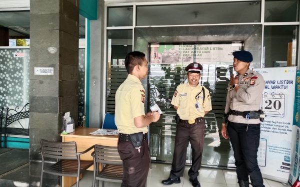 Aggota Brimob Jabar Sambangi Perkantoran di Cianjur
