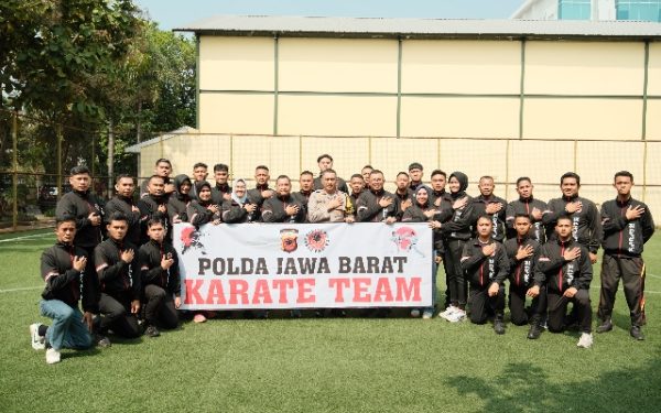 Kapolda Jabar Sabet Mendali Emas, Perunggu dan Perak di Kejuaraan Karate Kapolri Cup
