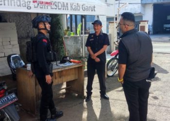 Sambangi Perkantoran, Anggota Brimob Jabar Berikan Himbauan Kamtibmas