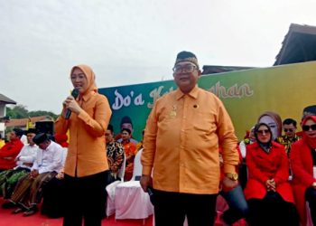 Anne Ratna Mustika dan H. Budi Hermawan Mendaftar KPU dengan Diantar Ribuan Massa
