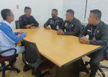 Personel Brimob Jabar Sambangi Stasiun Garut Sampaikan Pesan Kamtibmas