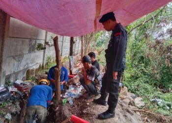 Pastikan Kamtibmas Kondusif, Anggota Batalyon A Pelopor Sambangi Warga Rancaekek