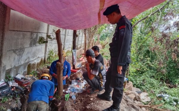 Pastikan Kamtibmas Kondusif, Anggota Batalyon A Pelopor Sambangi Warga Rancaekek