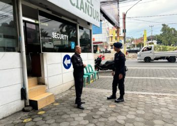 Anggota Brimob Cianjur Pantau Kamtibmas di Lokasi Wisata Cipanas