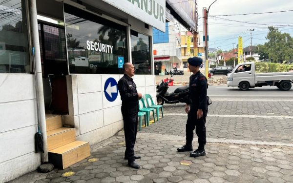 Anggota Brimob Cianjur Pantau Kamtibmas di Lokasi Wisata Cipanas
