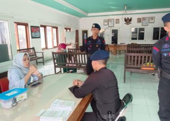 Sambangi Desa Winong, Brimob Cirebon Sampaikan Pesan Kamtibmas