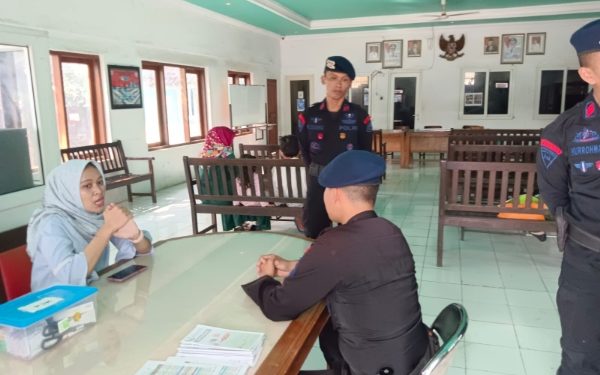 Sambangi Desa Winong, Brimob Cirebon Sampaikan Pesan Kamtibmas