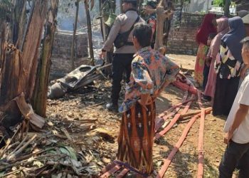 Polisi Cek TKP Kebakaran 3 Unit Rumah di Limbangan Garut