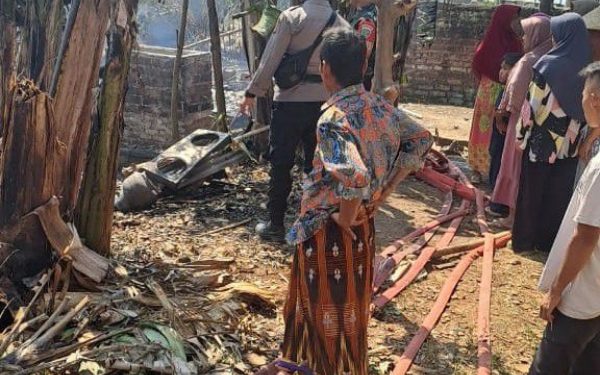 Polisi Cek TKP Kebakaran 3 Unit Rumah di Limbangan Garut