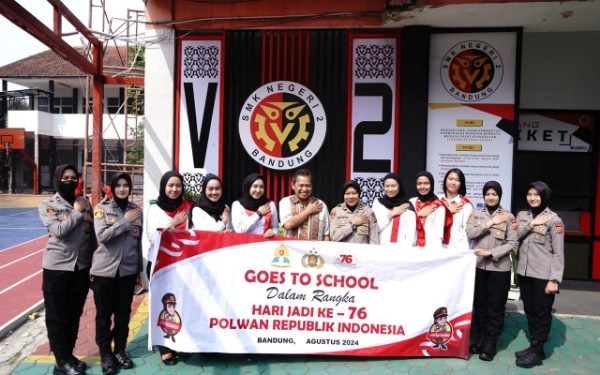 Hut Polwan Ke-76,  Polwan Polda Jabar Laksanakan Giat Go To School