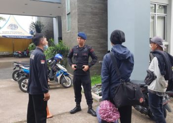 Personel Brimob Cianjur Sampaikan Himbauan Kamtibmas di Pasar Cipanas