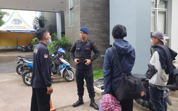 Personel Brimob Cianjur Sampaikan Himbauan Kamtibmas di Pasar Cipanas