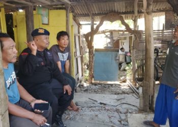 Sambangi Kumpulan Warga, Brimob Jabar Berikan Himbauan Kamtibmas