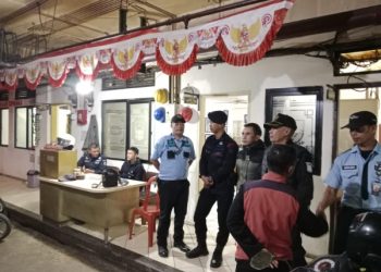 Anggota Brimob Cianjur Kunjungi Pasar Cipanas