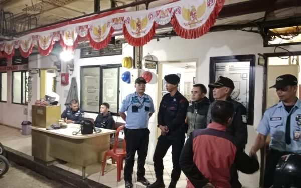 Anggota Brimob Cianjur Kunjungi Pasar Cipanas