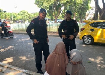 Ditengah Kerumunan Warga Cirebon, Personel Brimob Jabar Himbau Kamtibmas