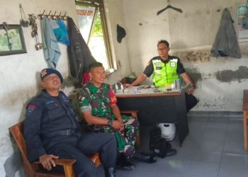 Brimob Jabar Patroli Harkamtibmas di Pasar Gaya Cirebon