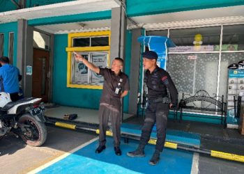 Anggota Brimob Jabar tak Bosan Patroli Harkamtibmas