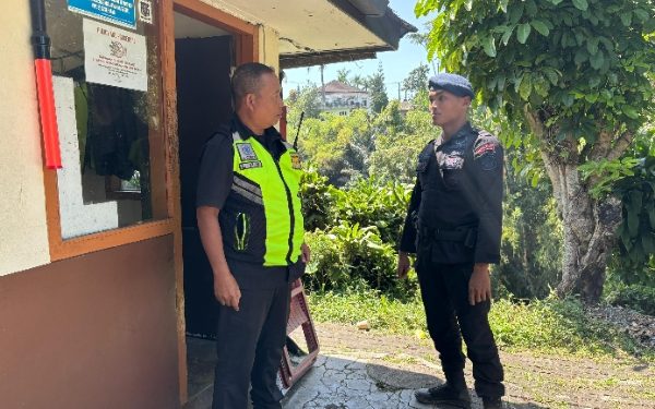 Anggota Brimob Polda Jabar Pantau Kamtibmas di PT. Pungkook Subang