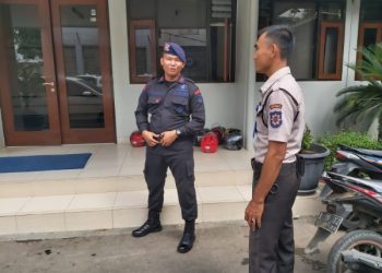 Anggota Brimob Cirebon Pastikan Kamtibmas di Pabrik Tekstil