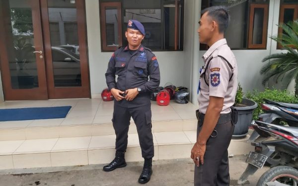 Anggota Brimob Cirebon Pastikan Kamtibmas di Pabrik Tekstil