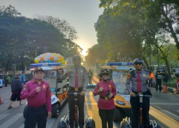 Dit Pam Obvit Polda Jabar Amankan Pawai Kendaraan Hias hari Jadi Kota Bandung ke 214