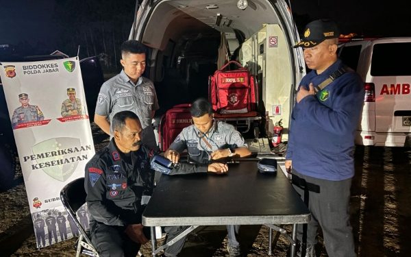Bid Dokkes Polda Jabar Beri Pelayanan Kesehatan Kepada Anggota Polri dan Korban Gempa Kab. Bandung