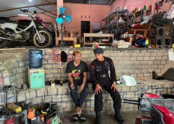 Anggota Brimob Tasik Himbau Pemilik Bengkel di Cineam Jaga Kamtibmas