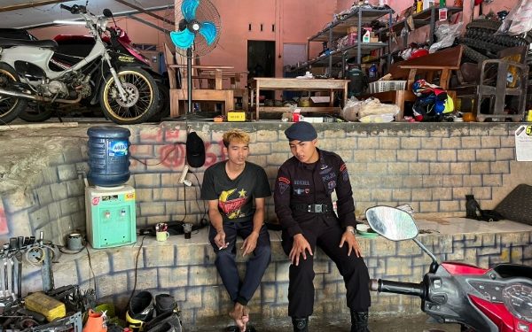 Anggota Brimob Tasik Himbau Pemilik Bengkel di Cineam Jaga Kamtibmas