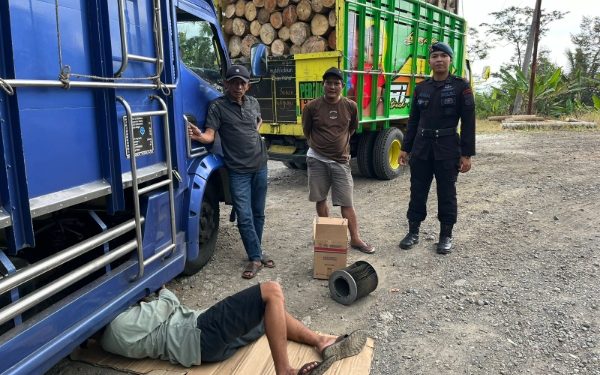 Personel Brimob Jabar Ingatkan Pengemudi Truk Utamakan Keselamatan