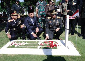 Jelang Hut Ke- 79 TNI, Kapolda Jabar Ziarah di TMP Cikutra Bandung
