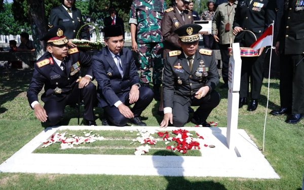 Jelang Hut Ke- 79 TNI, Kapolda Jabar Ziarah di TMP Cikutra Bandung