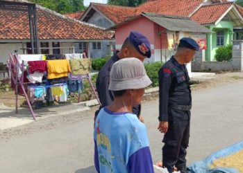 Dukung Program HPN, Personel Brimob Jabar Berikan Edukasi Petani
