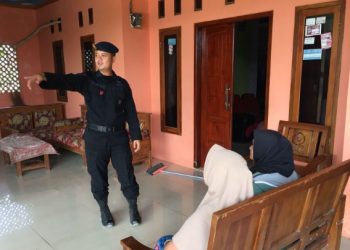 Sambangi Warga Cirebon, Brimob Jabar Himbau Pesan Kamtibmas