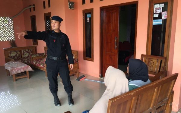 Sambangi Warga Cirebon, Brimob Jabar Himbau Pesan Kamtibmas