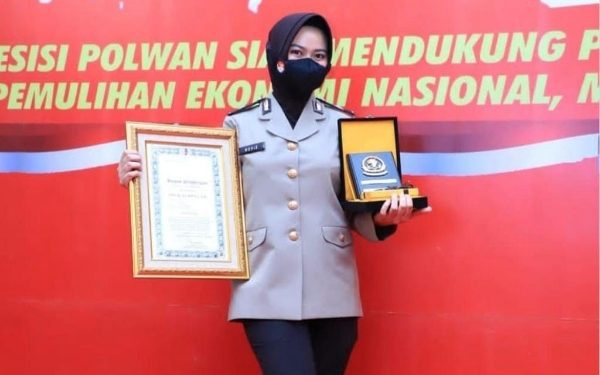 Polwan Polda Jabar Terima Berbagai Penghargaan di Hari Jadi ke 76