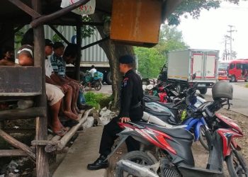 Personel Brimob Cirebon Ingatkan Kamtibmas kepada Opang