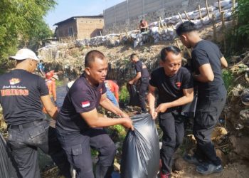 Brimob Jabar Gelar Baksos Bersihkan Sungai di Karawang Jelang Hari Jadi ke 79
