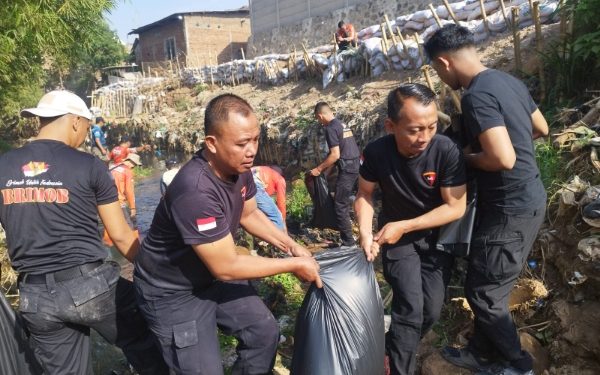 Brimob Jabar Gelar Baksos Bersihkan Sungai di Karawang Jelang Hari Jadi ke 79