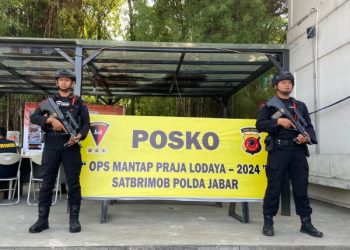 Jelang Pencoblosan, Aggota Brimob Jabar Kawal Pengamanan Kantor KPU dan Bawaslu