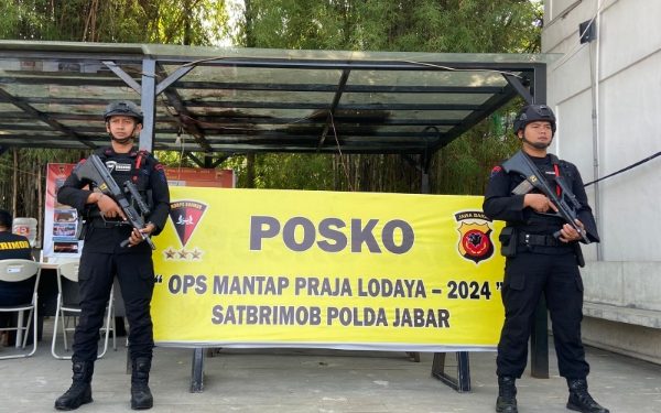 Jelang Pencoblosan, Aggota Brimob Jabar Kawal Pengamanan Kantor KPU dan Bawaslu