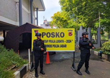 Subsatgas Jibom Brimob Jabar Siaga Amankan Kantor KPU dan Bawaslu