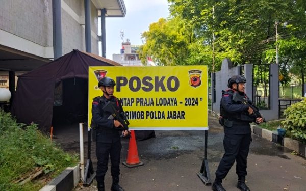 Subsatgas Jibom Brimob Jabar Siaga Amankan Kantor KPU dan Bawaslu